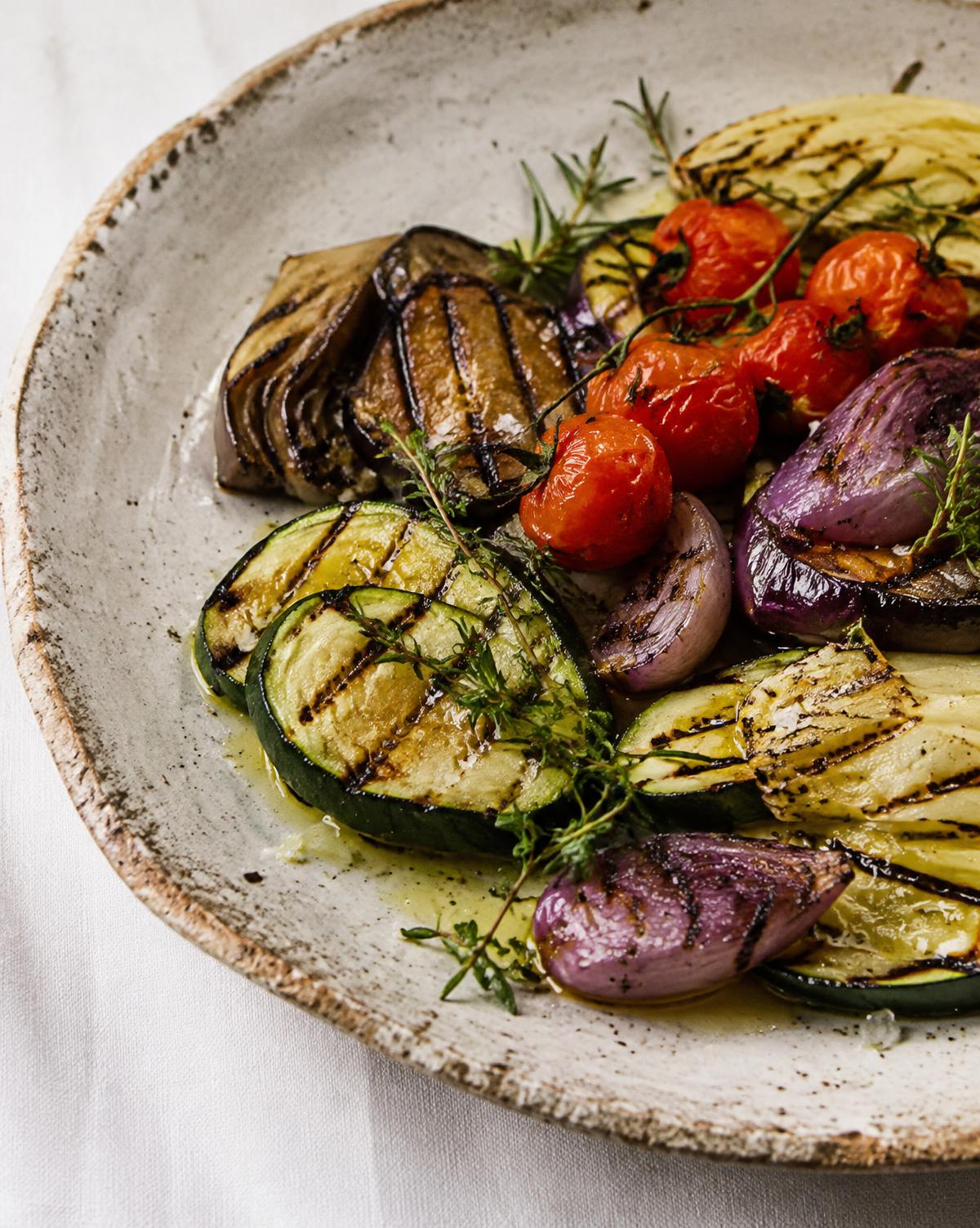 Verdure mediterranee grigliate su piatto in ceramica: visual di concept